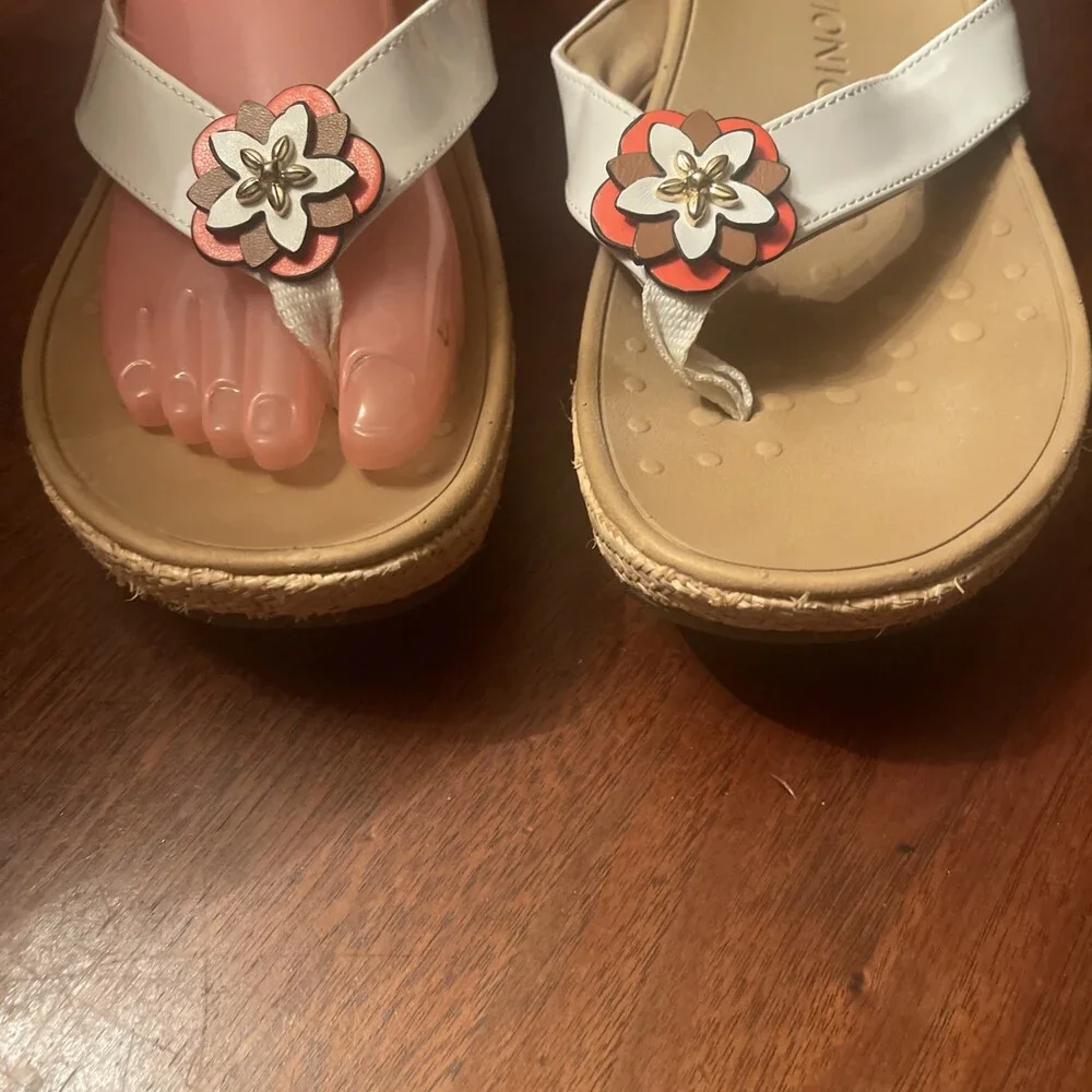 Vionic Sz 8M Mimi Wedge White Patent Leather Floral Embellishment Thong Sandal